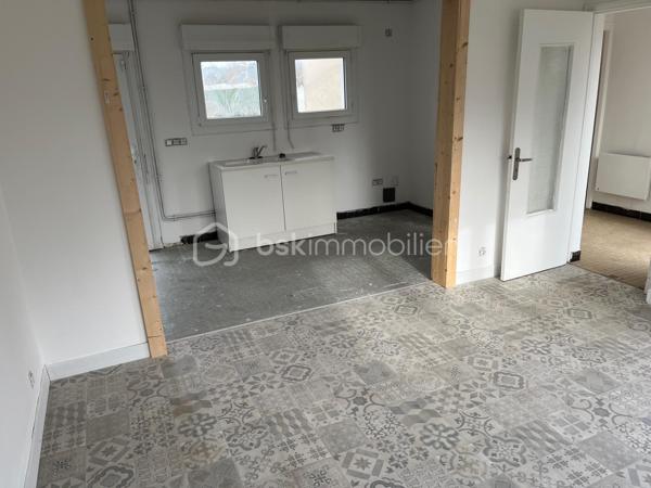 Maison de plain pieds sur terrain de 1044m² à Prigonrieux

Maison de plain-pied sur terrain arboré.
Située dans un quartier résidentiel paisible, cette maison de plain-pied de 63 m² vous séduira par ses volumes fonctionnels et son cadre de vie privilégié.
Dès l'entrée, vous découvrirez un espace de vie lumineux et convivial composé d'un séjour ouvert sur une cuisine, de 3 chambres (9m², 9m², 11.75m²).
L'espace nuit comprend trois chambres confortables, parfaites pour accueillir toute la famille.
La propriété offre également une terrasse pour profiter des beaux jours, ainsi qu'une arrière-cuisine pratique qui vient compléter les espaces de rangement.
Le terrain clos de 1 044 m² constitue un véritable atout.
Confort moderne : la maison bénéficie d'un système de chauffage performant avec panneaux rayonnants électriques et une pompe à chaleur réversible dans la pièce de vie, garantissant confort en hiver comme en été. Double vitrage avec volet roulants partout. Tout à l'égout et puits complètent les équipements avec un abris de jardin sur dalle béton.
Emplacement idéal : à seulement 3 minutes des commodités de Prigonrieux et 9 minutes (6.8km) de Bergerac, vous profiterez d'un cadre calme tout en restant proche de tous les services essentiels (médecins et commerces).