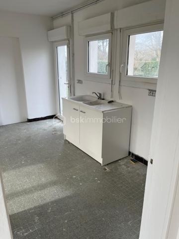 Maison de plain pieds sur terrain de 1044m² à Prigonrieux

Maison de plain-pied sur terrain arboré.
Située dans un quartier résidentiel paisible, cette maison de plain-pied de 63 m² vous séduira par ses volumes fonctionnels et son cadre de vie privilégié.
Dès l'entrée, vous découvrirez un espace de vie lumineux et convivial composé d'un séjour ouvert sur une cuisine, de 3 chambres (9m², 9m², 11.75m²).
L'espace nuit comprend trois chambres confortables, parfaites pour accueillir toute la famille.
La propriété offre également une terrasse pour profiter des beaux jours, ainsi qu'une arrière-cuisine pratique qui vient compléter les espaces de rangement.
Le terrain clos de 1 044 m² constitue un véritable atout.
Confort moderne : la maison bénéficie d'un système de chauffage performant avec panneaux rayonnants électriques et une pompe à chaleur réversible dans la pièce de vie, garantissant confort en hiver comme en été. Double vitrage avec volet roulants partout. Tout à l'égout et puits complètent les équipements avec un abris de jardin sur dalle béton.
Emplacement idéal : à seulement 3 minutes des commodités de Prigonrieux et 9 minutes (6.8km) de Bergerac, vous profiterez d'un cadre calme tout en restant proche de tous les services essentiels (médecins et commerces).