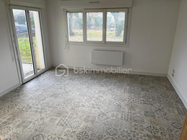 Maison de plain pieds sur terrain de 1044m² à Prigonrieux

Maison de plain-pied sur terrain arboré.
Située dans un quartier résidentiel paisible, cette maison de plain-pied de 63 m² vous séduira par ses volumes fonctionnels et son cadre de vie privilégié.
Dès l'entrée, vous découvrirez un espace de vie lumineux et convivial composé d'un séjour ouvert sur une cuisine, de 3 chambres (9m², 9m², 11.75m²).
L'espace nuit comprend trois chambres confortables, parfaites pour accueillir toute la famille.
La propriété offre également une terrasse pour profiter des beaux jours, ainsi qu'une arrière-cuisine pratique qui vient compléter les espaces de rangement.
Le terrain clos de 1 044 m² constitue un véritable atout.
Confort moderne : la maison bénéficie d'un système de chauffage performant avec panneaux rayonnants électriques et une pompe à chaleur réversible dans la pièce de vie, garantissant confort en hiver comme en été. Double vitrage avec volet roulants partout. Tout à l'égout et puits complètent les équipements avec un abris de jardin sur dalle béton.
Emplacement idéal : à seulement 3 minutes des commodités de Prigonrieux et 9 minutes (6.8km) de Bergerac, vous profiterez d'un cadre calme tout en restant proche de tous les services essentiels (médecins et commerces).