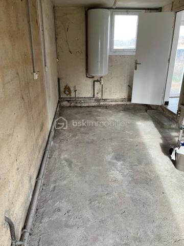 Maison de plain pieds sur terrain de 1044m² à Prigonrieux

Maison de plain-pied sur terrain arboré.
Située dans un quartier résidentiel paisible, cette maison de plain-pied de 63 m² vous séduira par ses volumes fonctionnels et son cadre de vie privilégié.
Dès l'entrée, vous découvrirez un espace de vie lumineux et convivial composé d'un séjour ouvert sur une cuisine, de 3 chambres (9m², 9m², 11.75m²).
L'espace nuit comprend trois chambres confortables, parfaites pour accueillir toute la famille.
La propriété offre également une terrasse pour profiter des beaux jours, ainsi qu'une arrière-cuisine pratique qui vient compléter les espaces de rangement.
Le terrain clos de 1 044 m² constitue un véritable atout.
Confort moderne : la maison bénéficie d'un système de chauffage performant avec panneaux rayonnants électriques et une pompe à chaleur réversible dans la pièce de vie, garantissant confort en hiver comme en été. Double vitrage avec volet roulants partout. Tout à l'égout et puits complètent les équipements avec un abris de jardin sur dalle béton.
Emplacement idéal : à seulement 3 minutes des commodités de Prigonrieux et 9 minutes (6.8km) de Bergerac, vous profiterez d'un cadre calme tout en restant proche de tous les services essentiels (médecins et commerces).