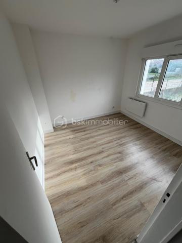 Maison de plain pieds sur terrain de 1044m² à Prigonrieux

Maison de plain-pied sur terrain arboré.
Située dans un quartier résidentiel paisible, cette maison de plain-pied de 63 m² vous séduira par ses volumes fonctionnels et son cadre de vie privilégié.
Dès l'entrée, vous découvrirez un espace de vie lumineux et convivial composé d'un séjour ouvert sur une cuisine, de 3 chambres (9m², 9m², 11.75m²).
L'espace nuit comprend trois chambres confortables, parfaites pour accueillir toute la famille.
La propriété offre également une terrasse pour profiter des beaux jours, ainsi qu'une arrière-cuisine pratique qui vient compléter les espaces de rangement.
Le terrain clos de 1 044 m² constitue un véritable atout.
Confort moderne : la maison bénéficie d'un système de chauffage performant avec panneaux rayonnants électriques et une pompe à chaleur réversible dans la pièce de vie, garantissant confort en hiver comme en été. Double vitrage avec volet roulants partout. Tout à l'égout et puits complètent les équipements avec un abris de jardin sur dalle béton.
Emplacement idéal : à seulement 3 minutes des commodités de Prigonrieux et 9 minutes (6.8km) de Bergerac, vous profiterez d'un cadre calme tout en restant proche de tous les services essentiels (médecins et commerces).