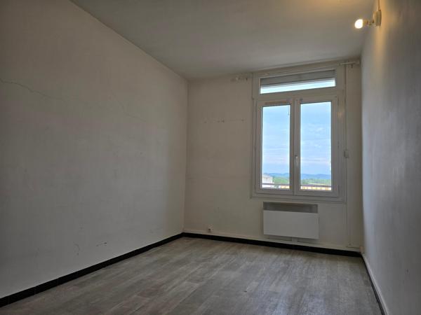 Pont-Saint-Esprit centre : appartement 3 chambres avec cave et balcon