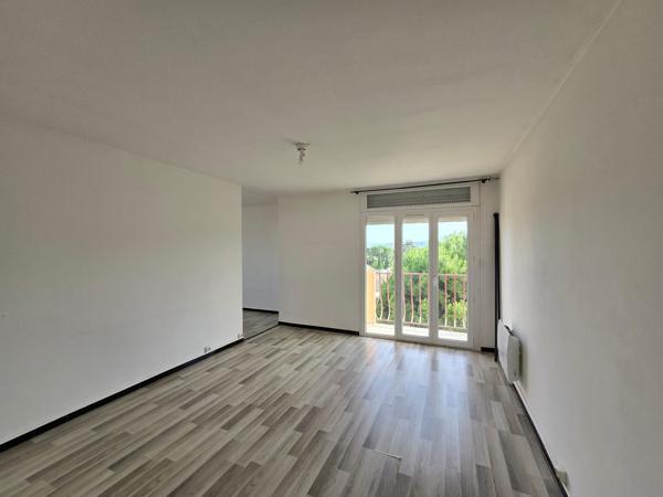 Pont-Saint-Esprit centre : appartement 3 chambres avec cave et balcon