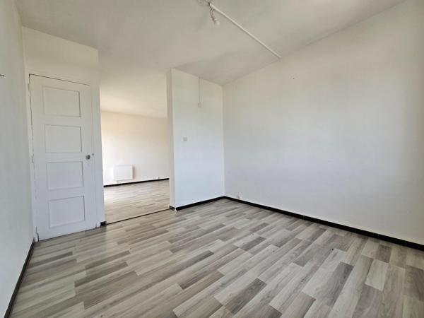 Pont-Saint-Esprit centre : appartement 3 chambres avec cave et balcon