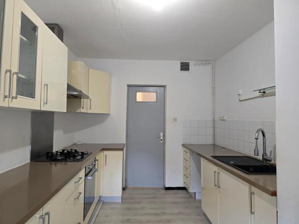 Pont-Saint-Esprit centre : appartement 3 chambres avec cave et balcon