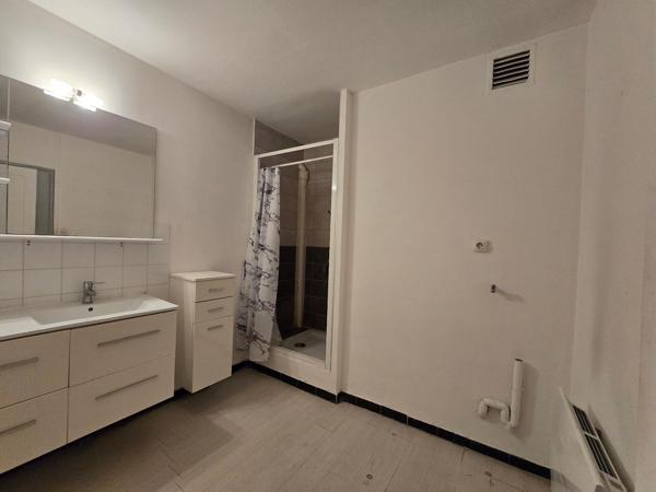 Pont-Saint-Esprit centre : appartement 3 chambres avec cave et balcon