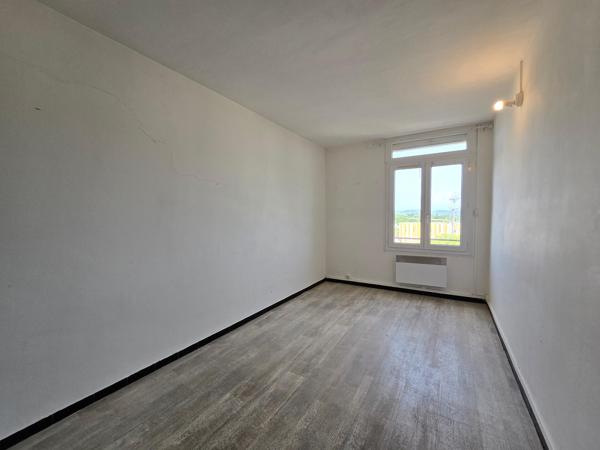 Pont-Saint-Esprit centre : appartement 3 chambres avec cave et balcon