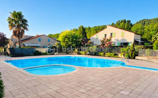 Le coup de coeur clés en main !
Découvrez ce superbe T2 entièrement rénové avec goût, alliant confort et modernité, situé dans une résidence sécurisée avec piscine commune.
Il se compose d'un hall d'entrée avec rangements, la cuisine ouverte sur le salon/séjour offre un espace de vie agréable, donnant accès à une jolie terrasse de 10 m2, idéale pour vos repas en extérieur, vos moments de détente et profiter pleinement des beaux jours.
Côté nuit, vous trouverez une chambre confortable, une salle de bain ainsi qu'un wc séparé.

Ses atouts qui font la différence :
- Appartement refait à neuf
- Belle terrasse pour profiter de l'extérieur
- Piscine commune dans la résidence
- Une place de parking privative
- Aucun travaux à prévoir

Un appartement à découvrir rapidement !