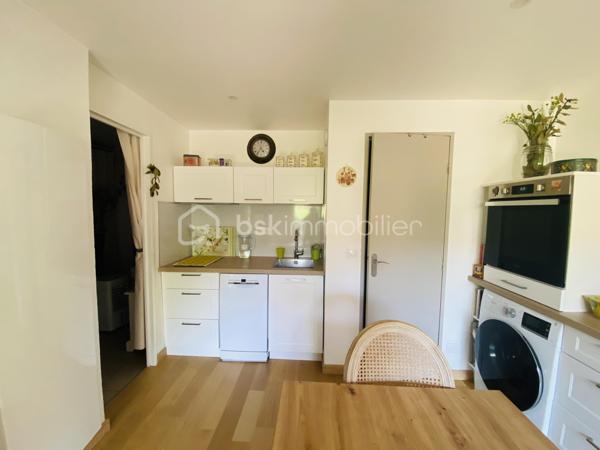 Le coup de coeur clés en main !
Découvrez ce superbe T2 entièrement rénové avec goût, alliant confort et modernité, situé dans une résidence sécurisée avec piscine commune.
Il se compose d'un hall d'entrée avec rangements, la cuisine ouverte sur le salon/séjour offre un espace de vie agréable, donnant accès à une jolie terrasse de 10 m2, idéale pour vos repas en extérieur, vos moments de détente et profiter pleinement des beaux jours.
Côté nuit, vous trouverez une chambre confortable, une salle de bain ainsi qu'un wc séparé.

Ses atouts qui font la différence :
- Appartement refait à neuf
- Belle terrasse pour profiter de l'extérieur
- Piscine commune dans la résidence
- Une place de parking privative
- Aucun travaux à prévoir

Un appartement à découvrir rapidement !