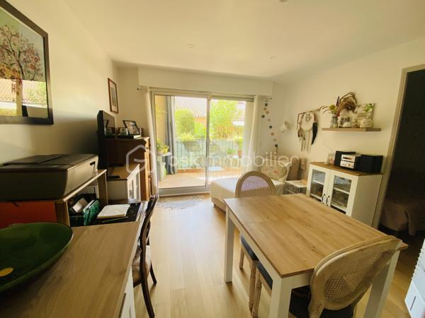 Le coup de coeur clés en main !
Découvrez ce superbe T2 entièrement rénové avec goût, alliant confort et modernité, situé dans une résidence sécurisée avec piscine commune.
Il se compose d'un hall d'entrée avec rangements, la cuisine ouverte sur le salon/séjour offre un espace de vie agréable, donnant accès à une jolie terrasse de 10 m2, idéale pour vos repas en extérieur, vos moments de détente et profiter pleinement des beaux jours.
Côté nuit, vous trouverez une chambre confortable, une salle de bain ainsi qu'un wc séparé.

Ses atouts qui font la différence :
- Appartement refait à neuf
- Belle terrasse pour profiter de l'extérieur
- Piscine commune dans la résidence
- Une place de parking privative
- Aucun travaux à prévoir

Un appartement à découvrir rapidement !