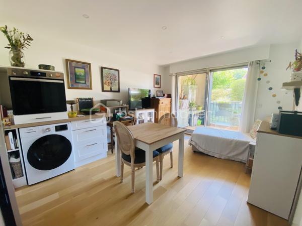 Le coup de coeur clés en main !
Découvrez ce superbe T2 entièrement rénové avec goût, alliant confort et modernité, situé dans une résidence sécurisée avec piscine commune.
Il se compose d'un hall d'entrée avec rangements, la cuisine ouverte sur le salon/séjour offre un espace de vie agréable, donnant accès à une jolie terrasse de 10 m2, idéale pour vos repas en extérieur, vos moments de détente et profiter pleinement des beaux jours.
Côté nuit, vous trouverez une chambre confortable, une salle de bain ainsi qu'un wc séparé.

Ses atouts qui font la différence :
- Appartement refait à neuf
- Belle terrasse pour profiter de l'extérieur
- Piscine commune dans la résidence
- Une place de parking privative
- Aucun travaux à prévoir

Un appartement à découvrir rapidement !