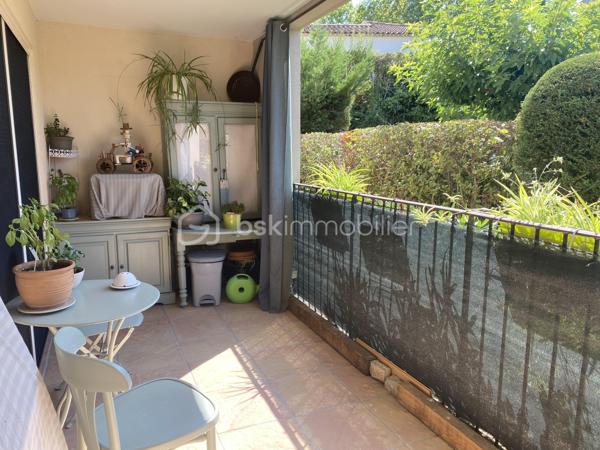 Le coup de coeur clés en main !
Découvrez ce superbe T2 entièrement rénové avec goût, alliant confort et modernité, situé dans une résidence sécurisée avec piscine commune.
Il se compose d'un hall d'entrée avec rangements, la cuisine ouverte sur le salon/séjour offre un espace de vie agréable, donnant accès à une jolie terrasse de 10 m2, idéale pour vos repas en extérieur, vos moments de détente et profiter pleinement des beaux jours.
Côté nuit, vous trouverez une chambre confortable, une salle de bain ainsi qu'un wc séparé.

Ses atouts qui font la différence :
- Appartement refait à neuf
- Belle terrasse pour profiter de l'extérieur
- Piscine commune dans la résidence
- Une place de parking privative
- Aucun travaux à prévoir

Un appartement à découvrir rapidement !