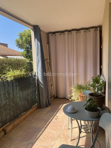 Le coup de coeur clés en main !
Découvrez ce superbe T2 entièrement rénové avec goût, alliant confort et modernité, situé dans une résidence sécurisée avec piscine commune.
Il se compose d'un hall d'entrée avec rangements, la cuisine ouverte sur le salon/séjour offre un espace de vie agréable, donnant accès à une jolie terrasse de 10 m2, idéale pour vos repas en extérieur, vos moments de détente et profiter pleinement des beaux jours.
Côté nuit, vous trouverez une chambre confortable, une salle de bain ainsi qu'un wc séparé.

Ses atouts qui font la différence :
- Appartement refait à neuf
- Belle terrasse pour profiter de l'extérieur
- Piscine commune dans la résidence
- Une place de parking privative
- Aucun travaux à prévoir

Un appartement à découvrir rapidement !