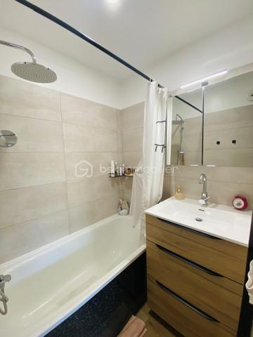 Le coup de coeur clés en main !
Découvrez ce superbe T2 entièrement rénové avec goût, alliant confort et modernité, situé dans une résidence sécurisée avec piscine commune.
Il se compose d'un hall d'entrée avec rangements, la cuisine ouverte sur le salon/séjour offre un espace de vie agréable, donnant accès à une jolie terrasse de 10 m2, idéale pour vos repas en extérieur, vos moments de détente et profiter pleinement des beaux jours.
Côté nuit, vous trouverez une chambre confortable, une salle de bain ainsi qu'un wc séparé.

Ses atouts qui font la différence :
- Appartement refait à neuf
- Belle terrasse pour profiter de l'extérieur
- Piscine commune dans la résidence
- Une place de parking privative
- Aucun travaux à prévoir

Un appartement à découvrir rapidement !