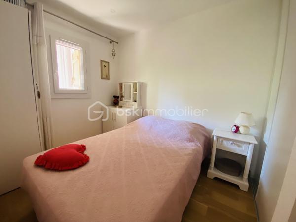 Le coup de coeur clés en main !
Découvrez ce superbe T2 entièrement rénové avec goût, alliant confort et modernité, situé dans une résidence sécurisée avec piscine commune.
Il se compose d'un hall d'entrée avec rangements, la cuisine ouverte sur le salon/séjour offre un espace de vie agréable, donnant accès à une jolie terrasse de 10 m2, idéale pour vos repas en extérieur, vos moments de détente et profiter pleinement des beaux jours.
Côté nuit, vous trouverez une chambre confortable, une salle de bain ainsi qu'un wc séparé.

Ses atouts qui font la différence :
- Appartement refait à neuf
- Belle terrasse pour profiter de l'extérieur
- Piscine commune dans la résidence
- Une place de parking privative
- Aucun travaux à prévoir

Un appartement à découvrir rapidement !