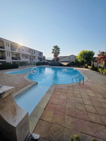Le coup de coeur clés en main !
Découvrez ce superbe T2 entièrement rénové avec goût, alliant confort et modernité, situé dans une résidence sécurisée avec piscine commune.
Il se compose d'un hall d'entrée avec rangements, la cuisine ouverte sur le salon/séjour offre un espace de vie agréable, donnant accès à une jolie terrasse de 10 m2, idéale pour vos repas en extérieur, vos moments de détente et profiter pleinement des beaux jours.
Côté nuit, vous trouverez une chambre confortable, une salle de bain ainsi qu'un wc séparé.

Ses atouts qui font la différence :
- Appartement refait à neuf
- Belle terrasse pour profiter de l'extérieur
- Piscine commune dans la résidence
- Une place de parking privative
- Aucun travaux à prévoir

Un appartement à découvrir rapidement !