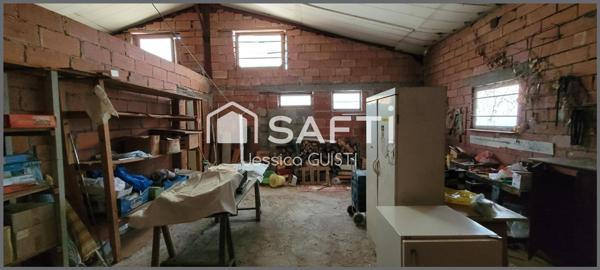 Maison de campagne avec hangar