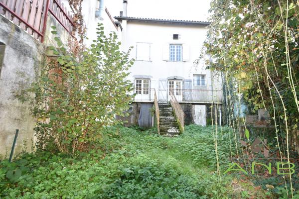 Maison de village de 140 m² mitoyenne à Bussière-Badil 24360
