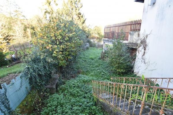 Maison de village de 140 m² mitoyenne à Bussière-Badil 24360