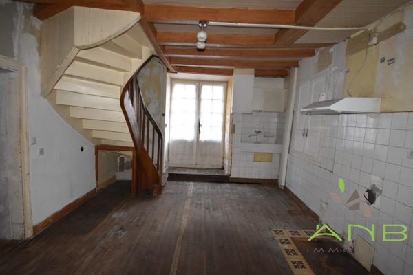 Maison de village de 140 m² mitoyenne à Bussière-Badil 24360