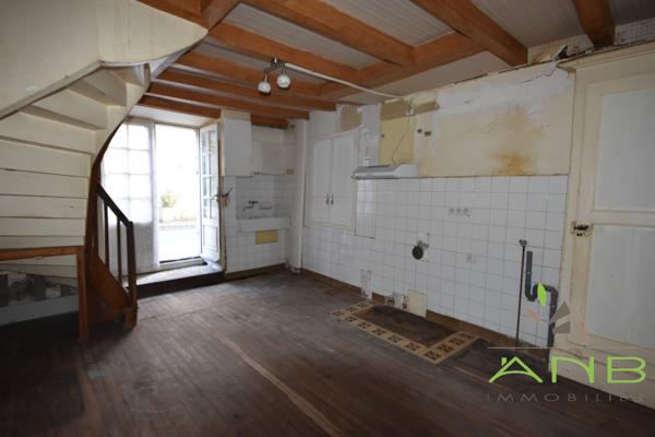 Maison de village de 140 m² mitoyenne à Bussière-Badil 24360