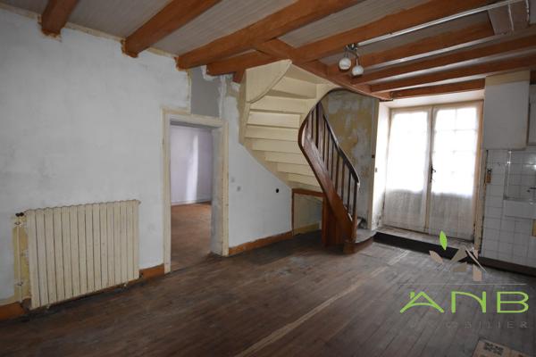 Maison de village de 140 m² mitoyenne à Bussière-Badil 24360