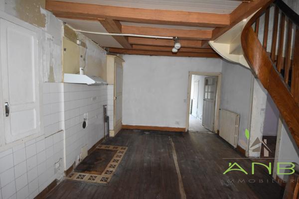 Maison de village de 140 m² mitoyenne à Bussière-Badil 24360