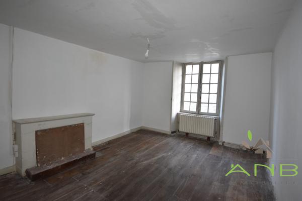 Maison de village de 140 m² mitoyenne à Bussière-Badil 24360