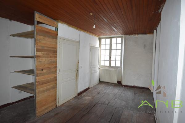 Maison de village de 140 m² mitoyenne à Bussière-Badil 24360