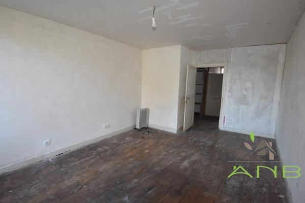 Maison de village de 140 m² mitoyenne à Bussière-Badil 24360