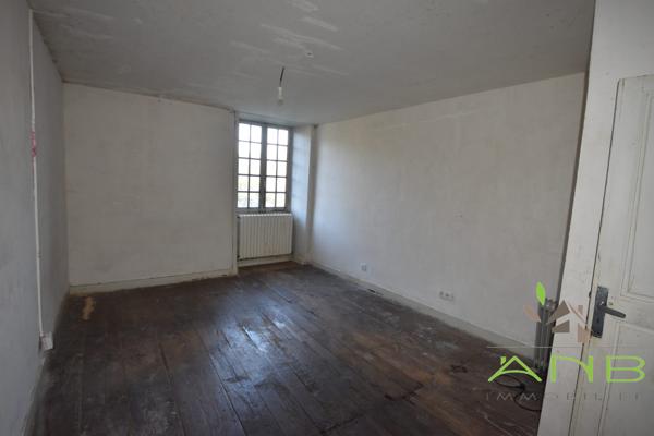 Maison de village de 140 m² mitoyenne à Bussière-Badil 24360