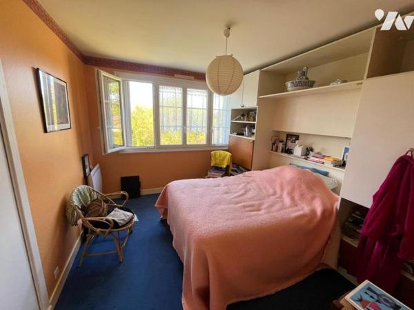 Gazonfier Propriété de 5 chambres avec sous-sol complet et jardin de plus de 1500 m² 