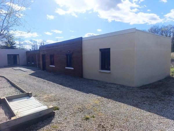 maison de plain-pied de 143 m², idéale pour une famille, offrant 4 chambres dont une suite parentale, sur un terrain clos de 1 775 m² à Vendœuvres. Fonctionnelle, lumineuse et quasiment clé en main, elle réunit confort, espace et tranquillité.