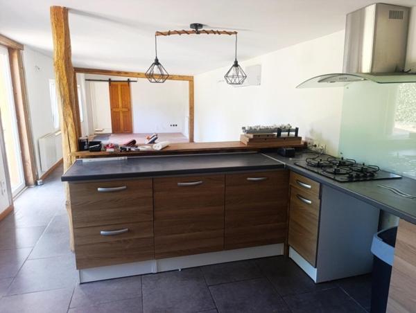 maison de plain-pied de 143 m², idéale pour une famille, offrant 4 chambres dont une suite parentale, sur un terrain clos de 1 775 m² à Vendœuvres. Fonctionnelle, lumineuse et quasiment clé en main, elle réunit confort, espace et tranquillité.