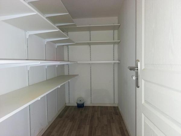 maison de plain-pied de 143 m², idéale pour une famille, offrant 4 chambres dont une suite parentale, sur un terrain clos de 1 775 m² à Vendœuvres. Fonctionnelle, lumineuse et quasiment clé en main, elle réunit confort, espace et tranquillité.