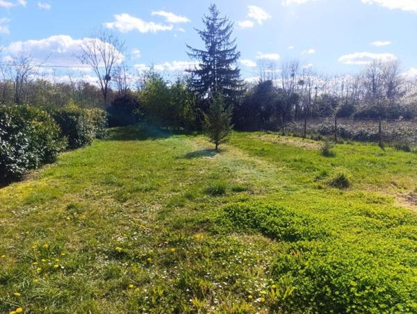 maison de plain-pied de 143 m², idéale pour une famille, offrant 4 chambres dont une suite parentale, sur un terrain clos de 1 775 m² à Vendœuvres. Fonctionnelle, lumineuse et quasiment clé en main, elle réunit confort, espace et tranquillité.