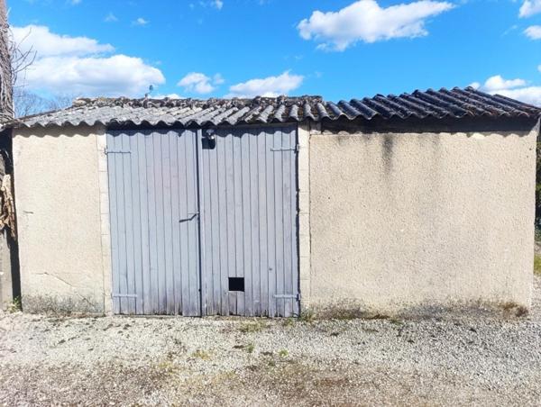 maison de plain-pied de 143 m², idéale pour une famille, offrant 4 chambres dont une suite parentale, sur un terrain clos de 1 775 m² à Vendœuvres. Fonctionnelle, lumineuse et quasiment clé en main, elle réunit confort, espace et tranquillité.