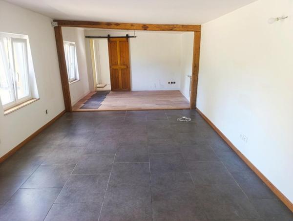 maison de plain-pied de 143 m², idéale pour une famille, offrant 4 chambres dont une suite parentale, sur un terrain clos de 1 775 m² à Vendœuvres. Fonctionnelle, lumineuse et quasiment clé en main, elle réunit confort, espace et tranquillité.