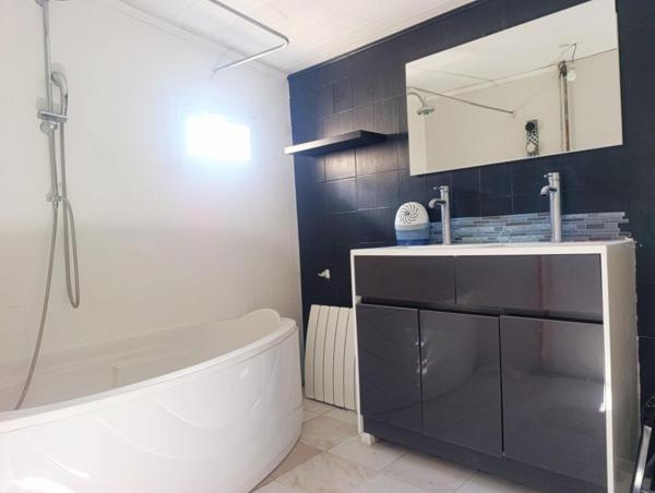 maison de plain-pied de 143 m², idéale pour une famille, offrant 4 chambres dont une suite parentale, sur un terrain clos de 1 775 m² à Vendœuvres. Fonctionnelle, lumineuse et quasiment clé en main, elle réunit confort, espace et tranquillité.