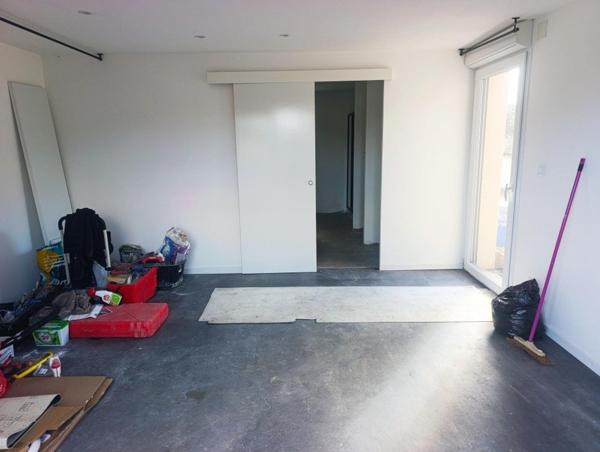 maison de plain-pied de 143 m², idéale pour une famille, offrant 4 chambres dont une suite parentale, sur un terrain clos de 1 775 m² à Vendœuvres. Fonctionnelle, lumineuse et quasiment clé en main, elle réunit confort, espace et tranquillité.