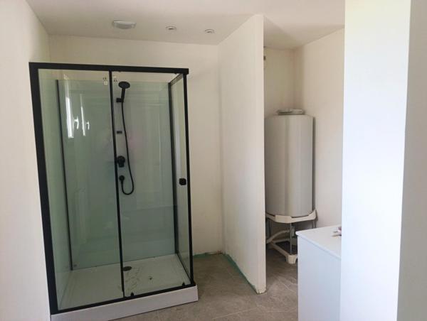 maison de plain-pied de 143 m², idéale pour une famille, offrant 4 chambres dont une suite parentale, sur un terrain clos de 1 775 m² à Vendœuvres. Fonctionnelle, lumineuse et quasiment clé en main, elle réunit confort, espace et tranquillité.