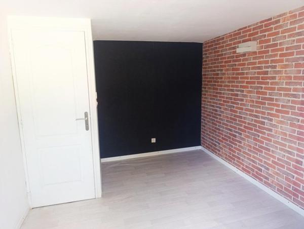 maison de plain-pied de 143 m², idéale pour une famille, offrant 4 chambres dont une suite parentale, sur un terrain clos de 1 775 m² à Vendœuvres. Fonctionnelle, lumineuse et quasiment clé en main, elle réunit confort, espace et tranquillité.