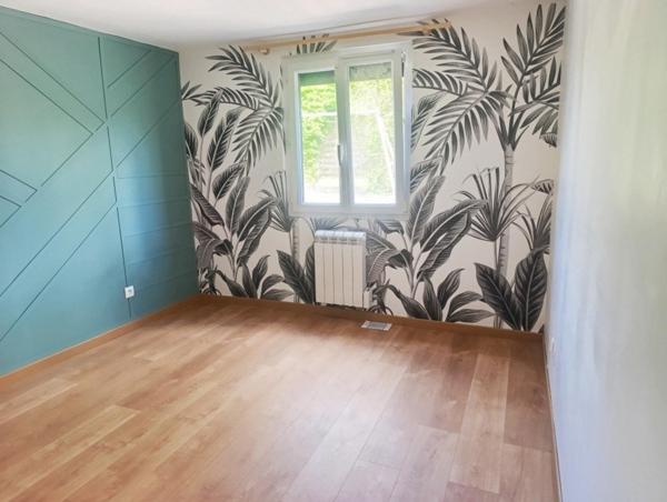 maison de plain-pied de 143 m², idéale pour une famille, offrant 4 chambres dont une suite parentale, sur un terrain clos de 1 775 m² à Vendœuvres. Fonctionnelle, lumineuse et quasiment clé en main, elle réunit confort, espace et tranquillité.