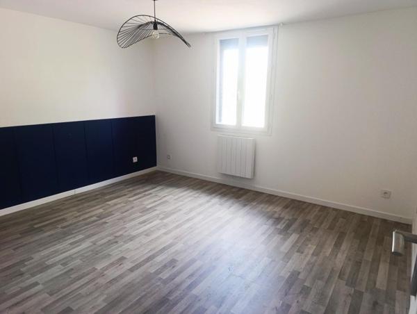 maison de plain-pied de 143 m², idéale pour une famille, offrant 4 chambres dont une suite parentale, sur un terrain clos de 1 775 m² à Vendœuvres. Fonctionnelle, lumineuse et quasiment clé en main, elle réunit confort, espace et tranquillité.