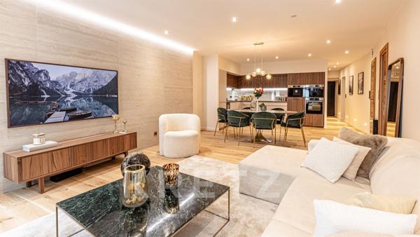 CHAMBÉRY – CENTRE HISTORIQUE / RUE PIÉTONNE