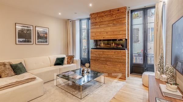 CHAMBÉRY – CENTRE HISTORIQUE / RUE PIÉTONNE