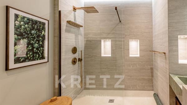 CHAMBÉRY – CENTRE HISTORIQUE / RUE PIÉTONNE