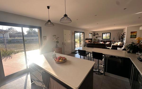 Maison à vendre    5 pièces •  Lablachère