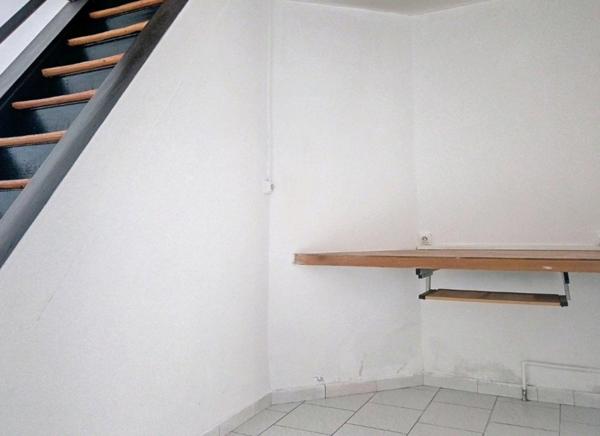 Maison de ville 2 chambres + bureau, cour et dépendance