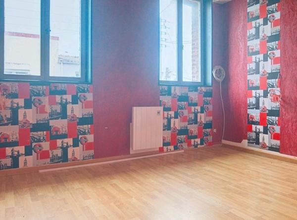 Maison de ville 2 chambres + bureau, cour et dépendance